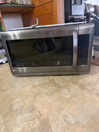 This LG above-the-stove microwave offers powerful cooking performance and convenient features for yo...