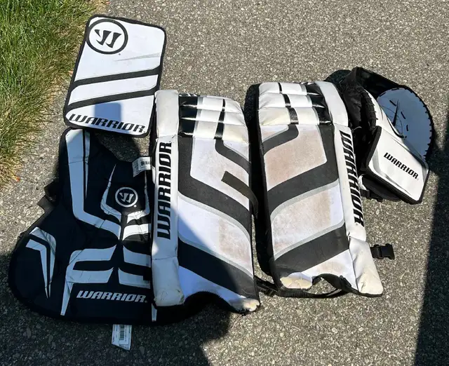 Warrior Ritual G3 Youth Goalie Pads and Gear Bag in Hockey in Oakville / Halton Region - Image 4