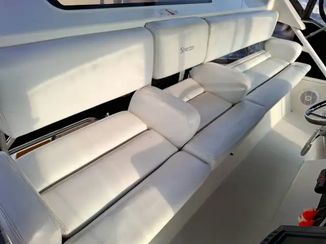 1996 Silverton 372 Motor Yacht in Powerboats & Motorboats in Trenton - Image 12