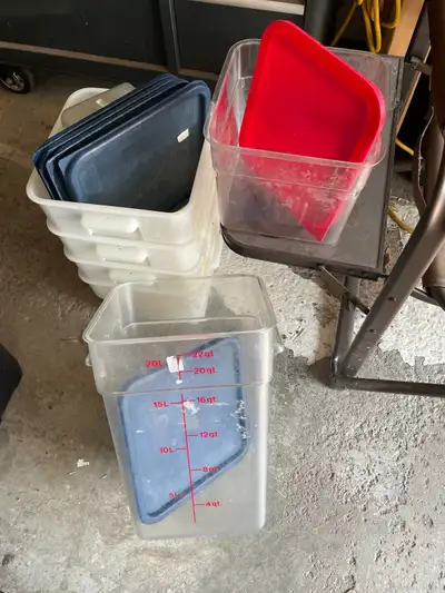 Used food storage containers 22qt 6qt 2qt 12 qt x4 All with lids