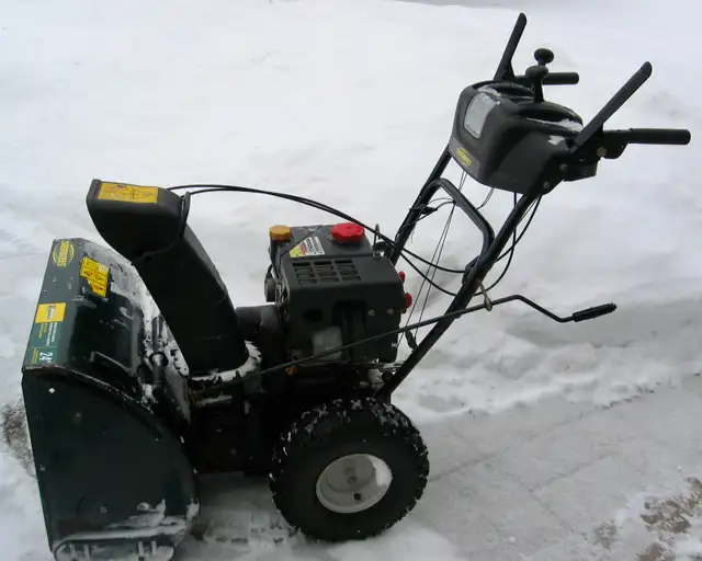 Yardworks Snowblower - Works Well - Delivery Available in Snowblowers in Ottawa - Image 3