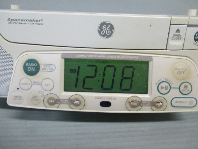 GE Under-the-Counter AM/FM/CD Console in General Electronics in Mississauga / Peel Region - Image 3