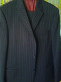 KENNETH COLE NEW YORK SIZE 42R LARGE VERY DARK BROWN WLINES SUIT