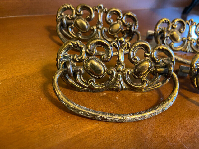 4 Vintage Ornate Brass Punched Metal Cabinet Handles Drawer Pull in Arts & Collectibles in Oshawa / Durham Region - Image 2