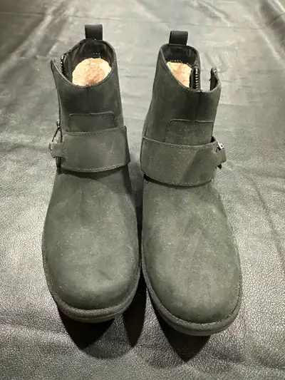Bottes hiver UGG - Femme - Neuve Noire - Grandeur 9 - jamais porté - Environnement sans fumée - Voir...