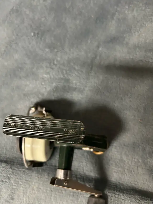 Vintage fishing reel in Fishing, Camping & Outdoors in Sarnia - Image 3