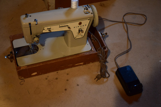 Singer Model 237 Sewing Machine in Hobbies & Crafts in Oshawa / Durham Region - Image 4