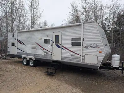 Looking for a reliable, adventure-ready camper that actually fits the whole family? This Jayco Jay F...