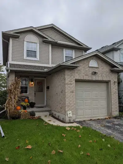 Discover this charming detached house for rent, featuring 3 bedrooms and 2 bathrooms, perfect for fa...