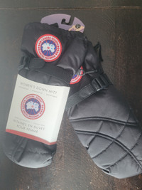 ****Brand new canada goose womens down mittens*******