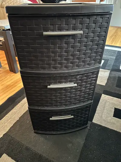 A great way to organize your space. Features three drawers with a weave design. Comes in a dark brow...