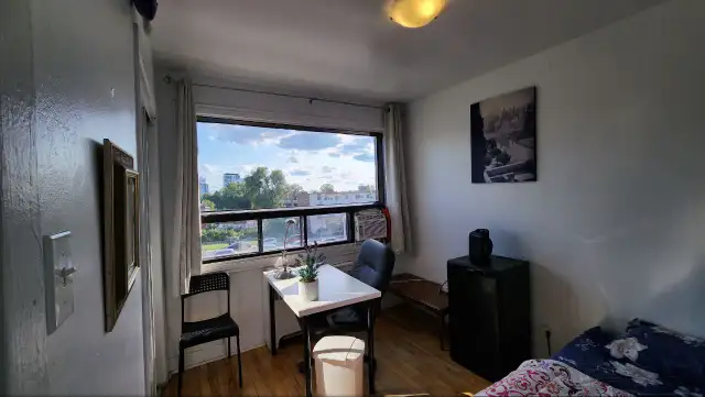 Sunny Room / Chambre a louer - Metro Plamondon
