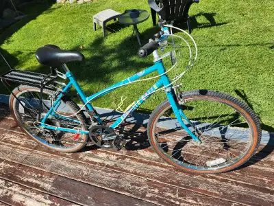 Vélo 10 vitesses de promenade Vélo huffy, 1 seul propriétaire 26 pouces, En bon état, Vient avec cad...
