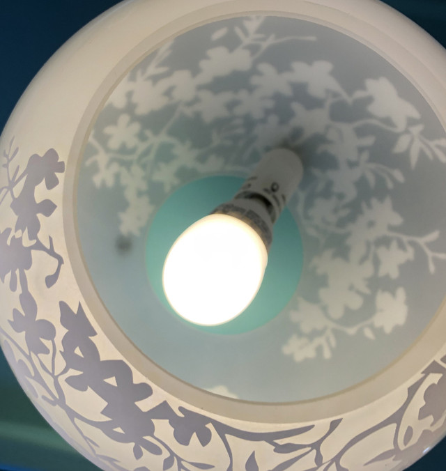 LAMPE DE TABLE GLOBE EN VERRE / GLASS GLOBE TABLE LAMP dans Éclairage intérieur et plafonniers  à Ville de Montréal - Image 2