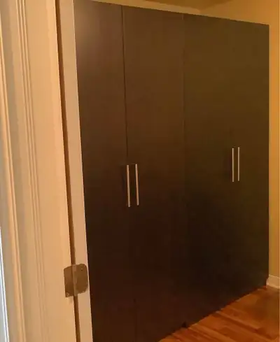 Deux armoires à vendre. (Peuvent être vendu séparées) 1) Armoire à 3 tablettes noir, 2) Armoire-pend...