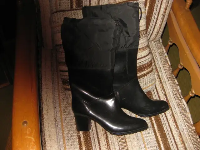 TRÈS BELLES BOTTES DE RANDONNÉES POUR FEMMES GRANDEUR 6 in Women's - Shoes in Laval / North Shore - Image 5