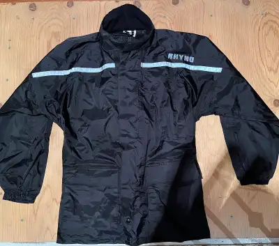 2 Ensembles de pluie (pantalon,coat et bottes) marque (Rhyno) grandeur 1 (XS) et 1 (S) $75.00 / chac...