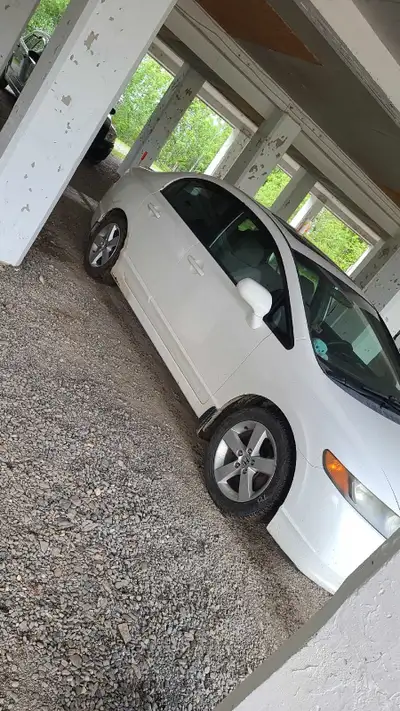 civic 2008 super propre un ti peu de rocker a faire mes le reste est solide toute les gear rente bie...