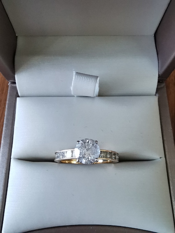 1.5 Carat Centre Diamond 18 kt  Gold Ring- over 2 ct total in Jewellery & Watches in Belleville - Image 2