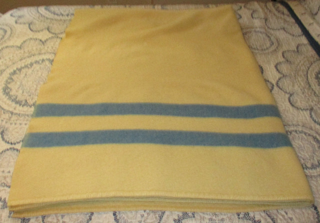 Vintage 1951 , Ayer's Cliff , Lachute Quebec , Pure Wool Blanket in Arts & Collectibles in Gatineau - Image 3