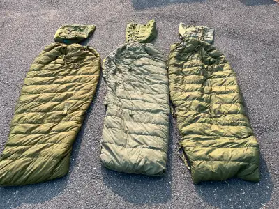 Sac de couchage de l`armée en duvet, régulier avec fermeture éclair ou de style aviateur (aviateur p...