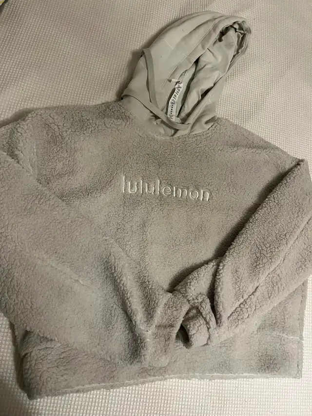 Lululemon white hoodie in Women's - Other in Ottawa - Image 2