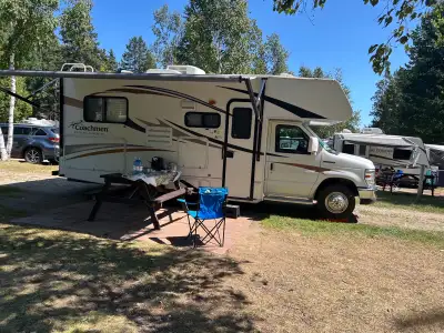 Motorisé Coachmen Freelander de classe C 2013 avec seulement 39000 km. Modèle QB spacieux tres bien...