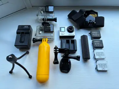 Camera is in mint condition. It has always been used only with the waterproof case. Accessory kit in...