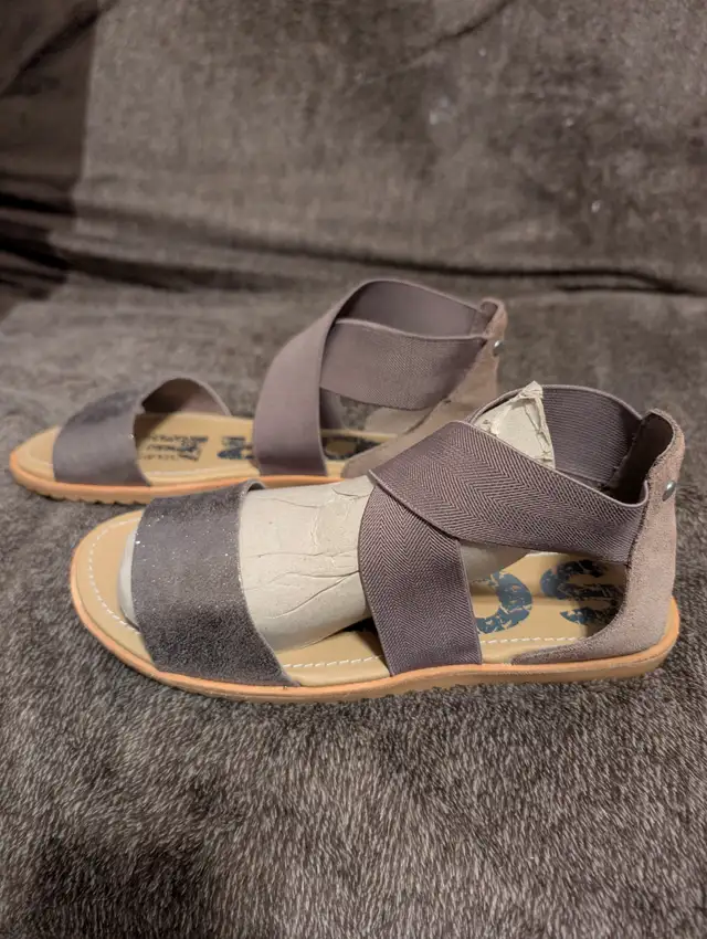 Women's sandals in Women's - Shoes in Calgary - Image 2