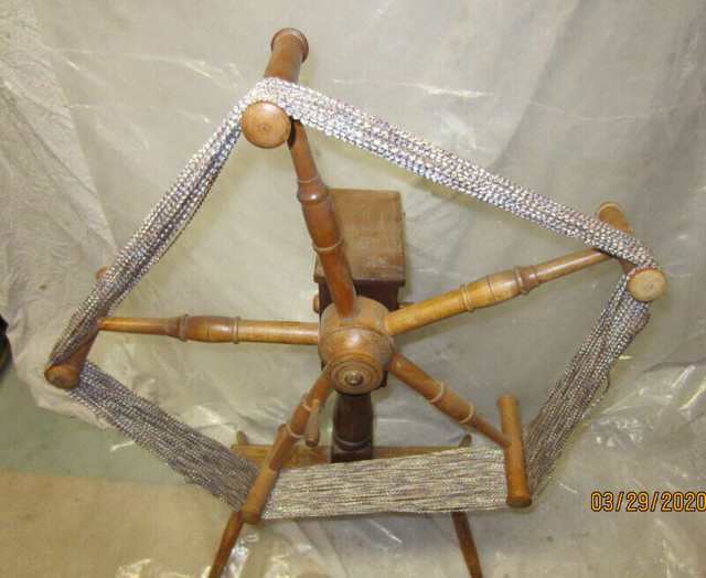 Antique  skein winder (like a Spinning Wheel) in Arts & Collectibles in Oshawa / Durham Region - Image 2
