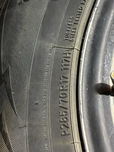 Pneus d’hiver qui pourrait servir de pneus d’été 4 roues d acier avec center cap ram tout les détail...