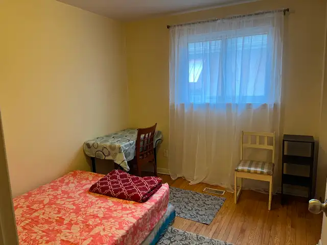 VERY BRIGHT ROOM MAIN FL-1 m TO PLAZA STEELES/BATHURST NEAR BUS