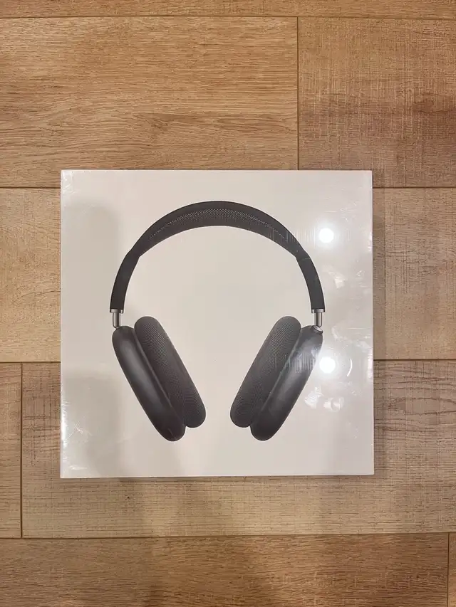 Apple Airpod Max Midnight Grey in Headphones in Bedford - Image 2