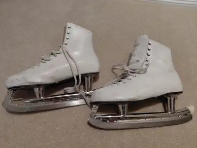 Ladies Ice Skates - NO Toe Pick - Size 8, View more