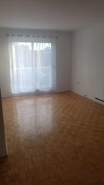 4 /2 -Logement 4 1/2 au deuxième étage à louer à Ville Saint Laurent. Appartement très éclairé, nouv...