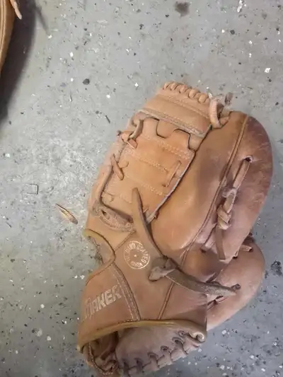 Genuine leather, excellent condition. Solid glove. Leather stitching.