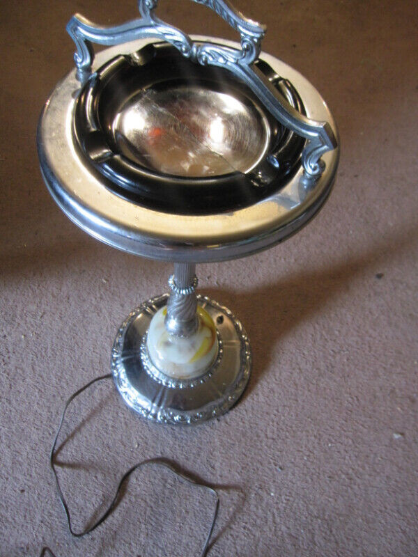 Electrolite Ashtray Stand With Light Vintage in Arts & Collectibles in City of Toronto - Image 2