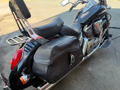 2009 Honda VTX 1300 for sale. 2-piece driver + passenger seat with back rest Hard saddle bags Windsh...