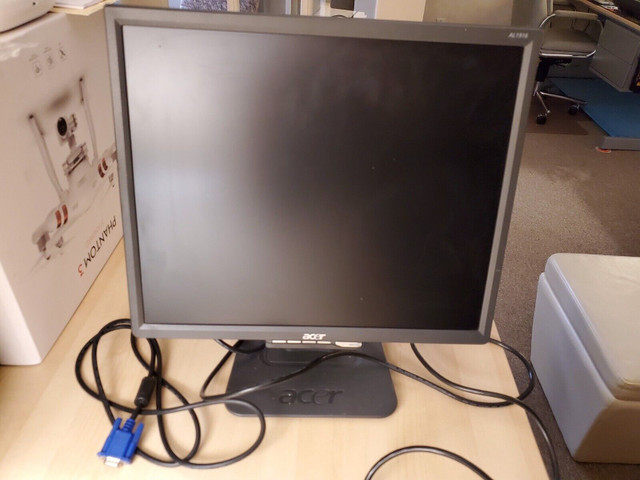 19" Acer AL1916 LCD Flat Panel Monitor (Black) dans Moniteurs  à Laval/Rive Nord - Image 2