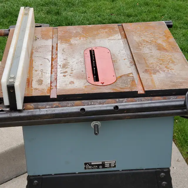 DELTA TABLE SAW in Power Tools in Hamilton - Image 5