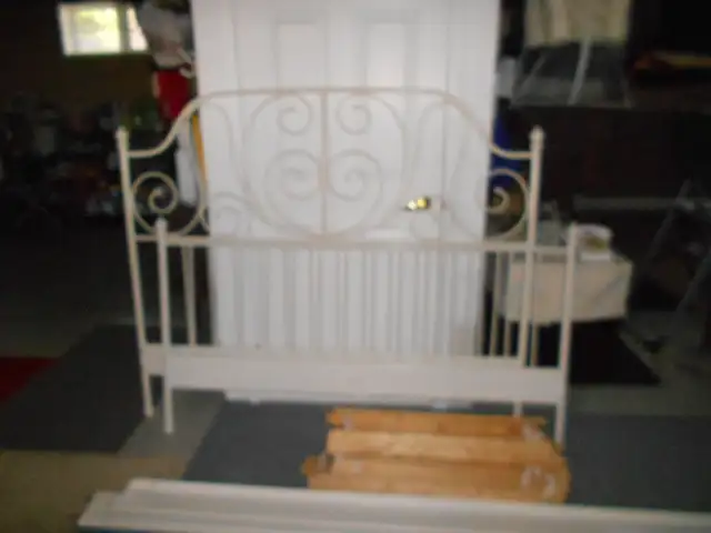 lit en metal 60 pouces in Beds & Mattresses in Sherbrooke - Image 2