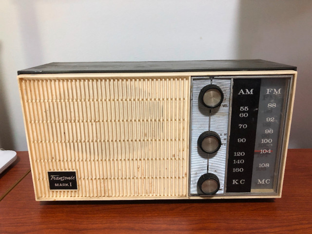 Vintage 1960's Transonic AM/FM Tube Radio model MARK I. in Arts & Collectibles in Vancouver