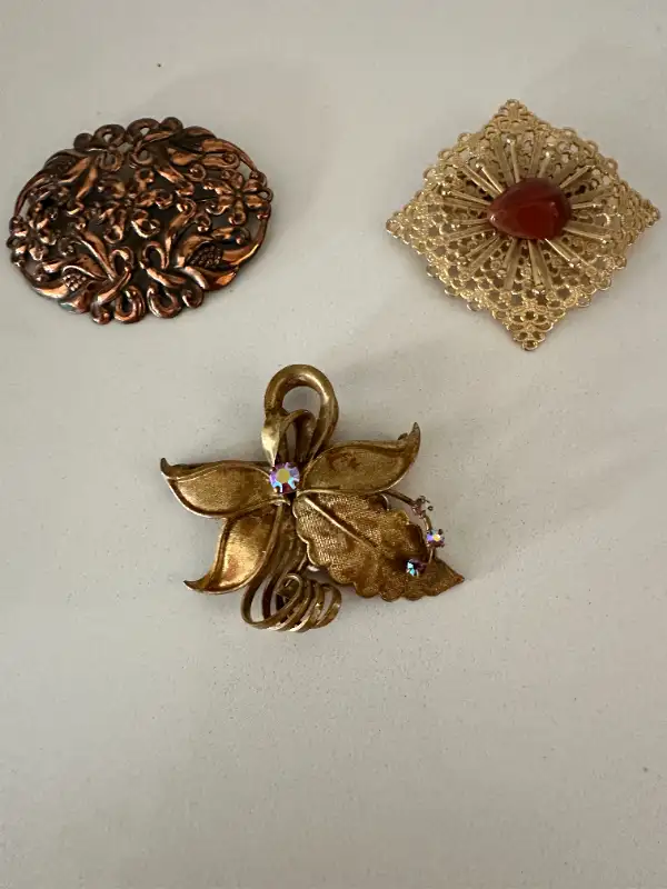 3 Vintage Gold Metal Brooches in Jewellery & Watches in Barrie - Image 2