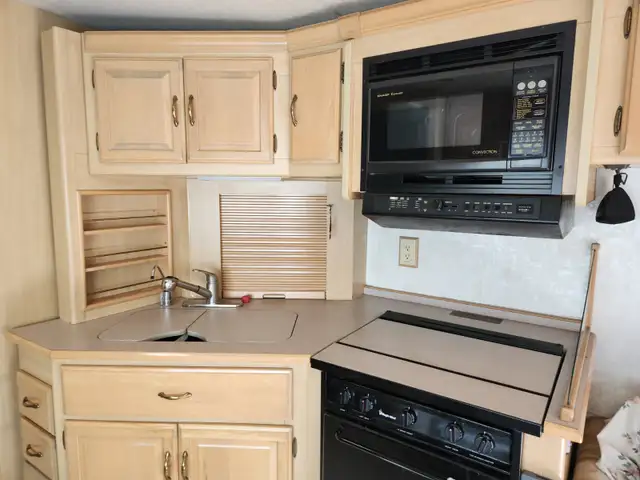 Itasca Motorhome - Sun Flyer, fully loaded. in RVs & Motorhomes in Delta/Surrey/Langley - Image 14
