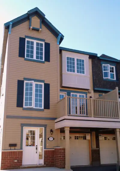 3 Bedroom End-Unit Townhome for Rent in Kanata/Stittsville Area Imagine living in a home with... - B...