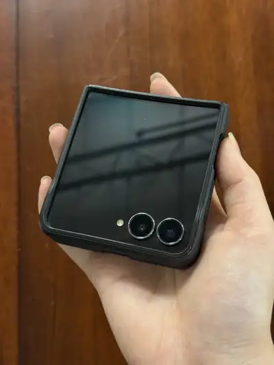 Samsung Z Flip 7 256GB Jet Black (includes box, cable, case), View more