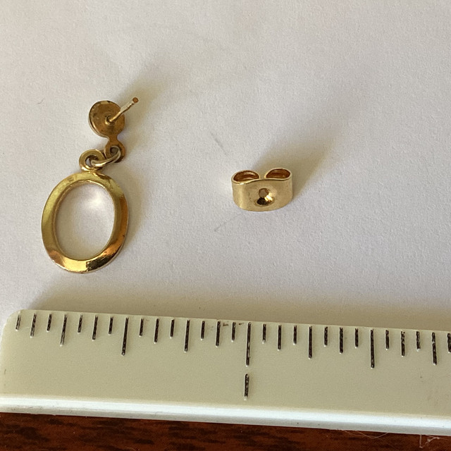 Single Gold Toned Dangle Drop Pierced Earring in Jewellery & Watches in Winnipeg - Image 2