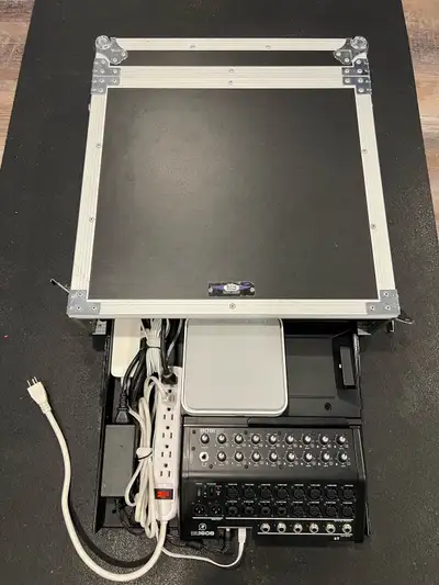 Mackie DL1608 Digital mixer in flight case with router and iPad, View more