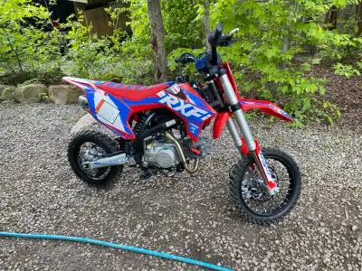 Petit motocross RFX150 avec transmission 4 vitesse avec ( clutch? Un vraie peut motocross il va très...
