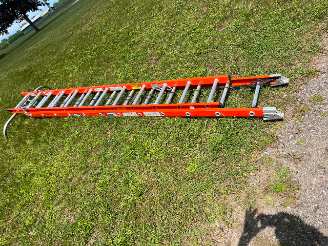 24 ft. 300 lb. Werner fiberglass ladder, Quick Click stabilizer | Ladders &  Scaffolding | Sarnia | Kijiji